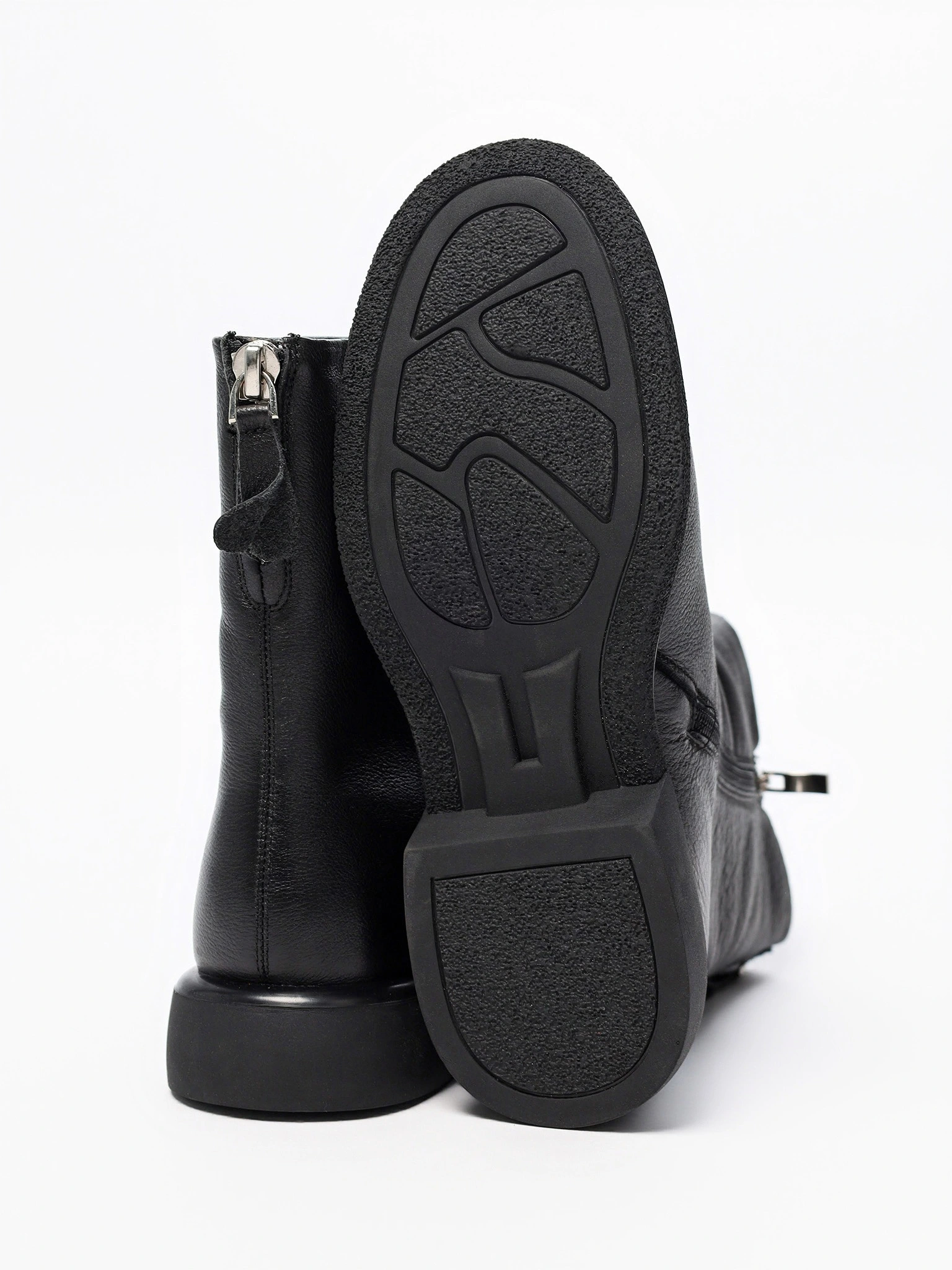 Ботинки черного цвета с декоративным замком сзади